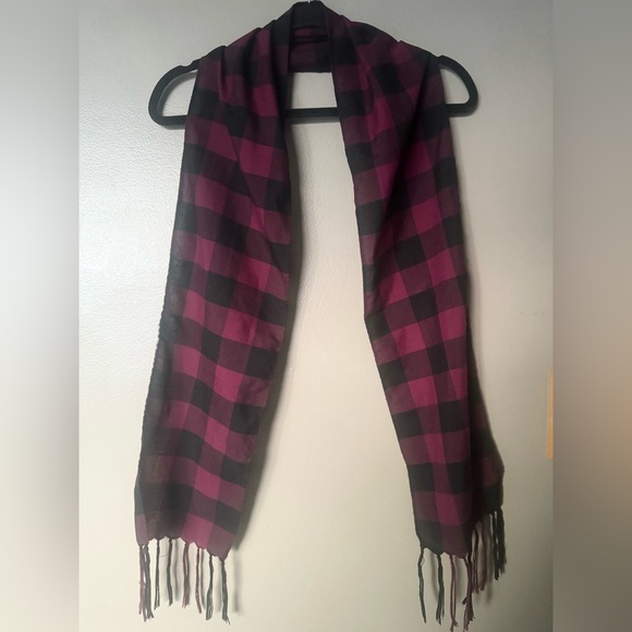 GUC Unisex Men Women’s Plaid Accent Scarf - Black & Red Plaid Fashion Accessory - Picture 4 of 5